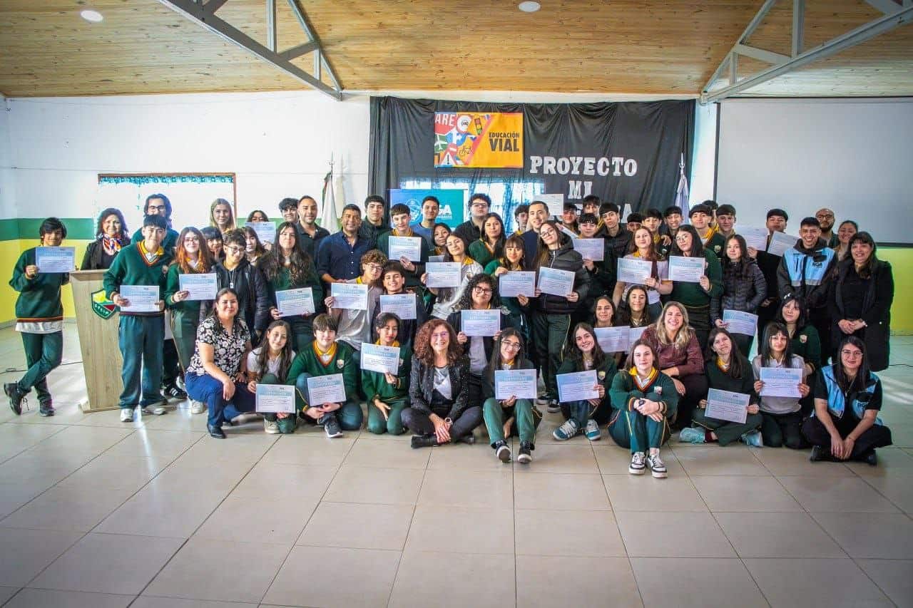 Certificados a estudiantes por el curso para la licencia de conducir