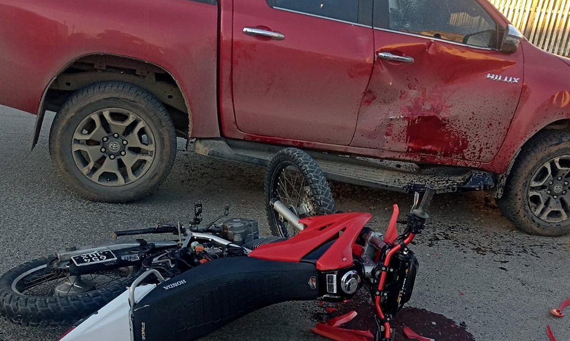 Choque entre una moto y una camioneta