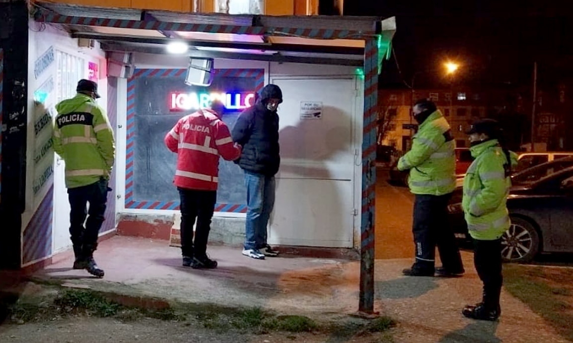 Policías detuvieron a delincuente que había robado una caja con varios accesorios electrónicos