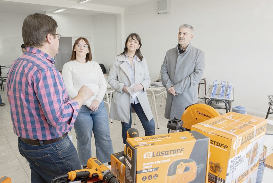 Entrega de materiales a colegios técnicos de Río Grande