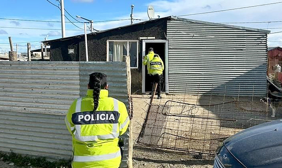 Policías detienen a un delincuente en el techo de una casa
