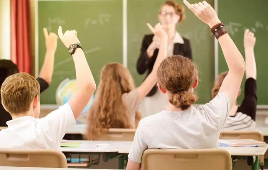 10 de cada 100 alumnos terminan el secundario en tiempo y forma