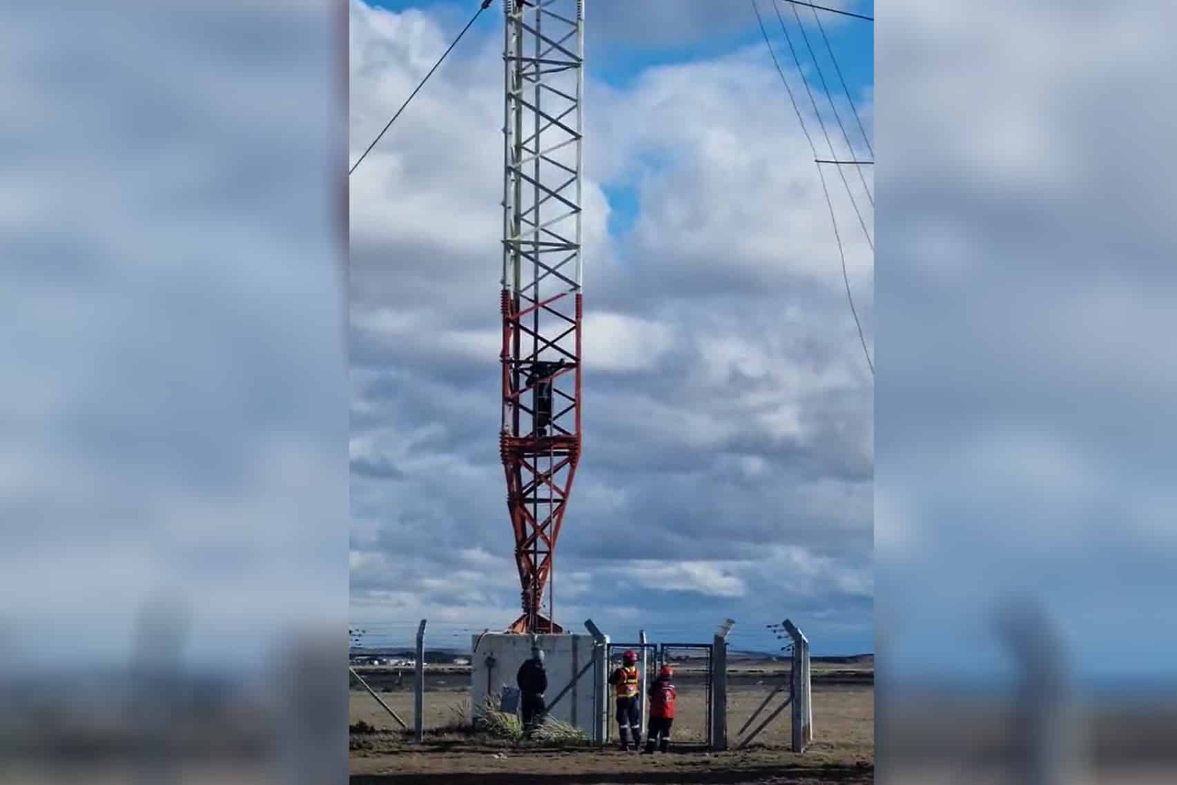 En una antena un individuo amenazó con arrojarse al vacío