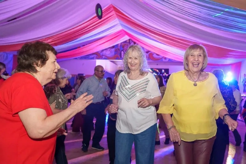 Matiné +60 llega a Tolhuin: Noche de baile, encuentro y alegría para personas mayores
