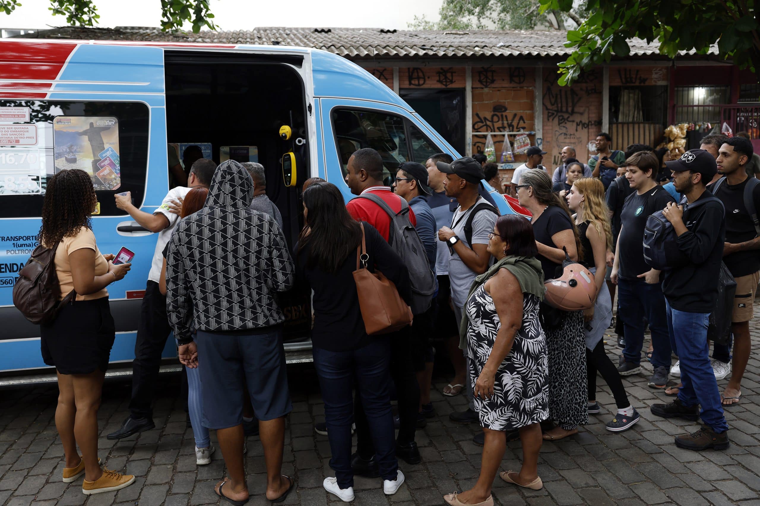 Vecinos del complejo de favelas Penha de Río de Janeiro hallaron más de 50 cadáveres que no entraron en el recuento oficial