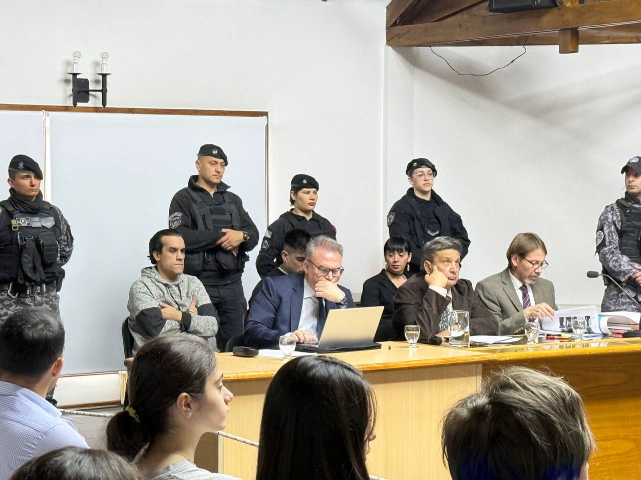 Juicio por incendio en una camioneta con bombas molotov: piden hasta 6 años de prisión para los acusados