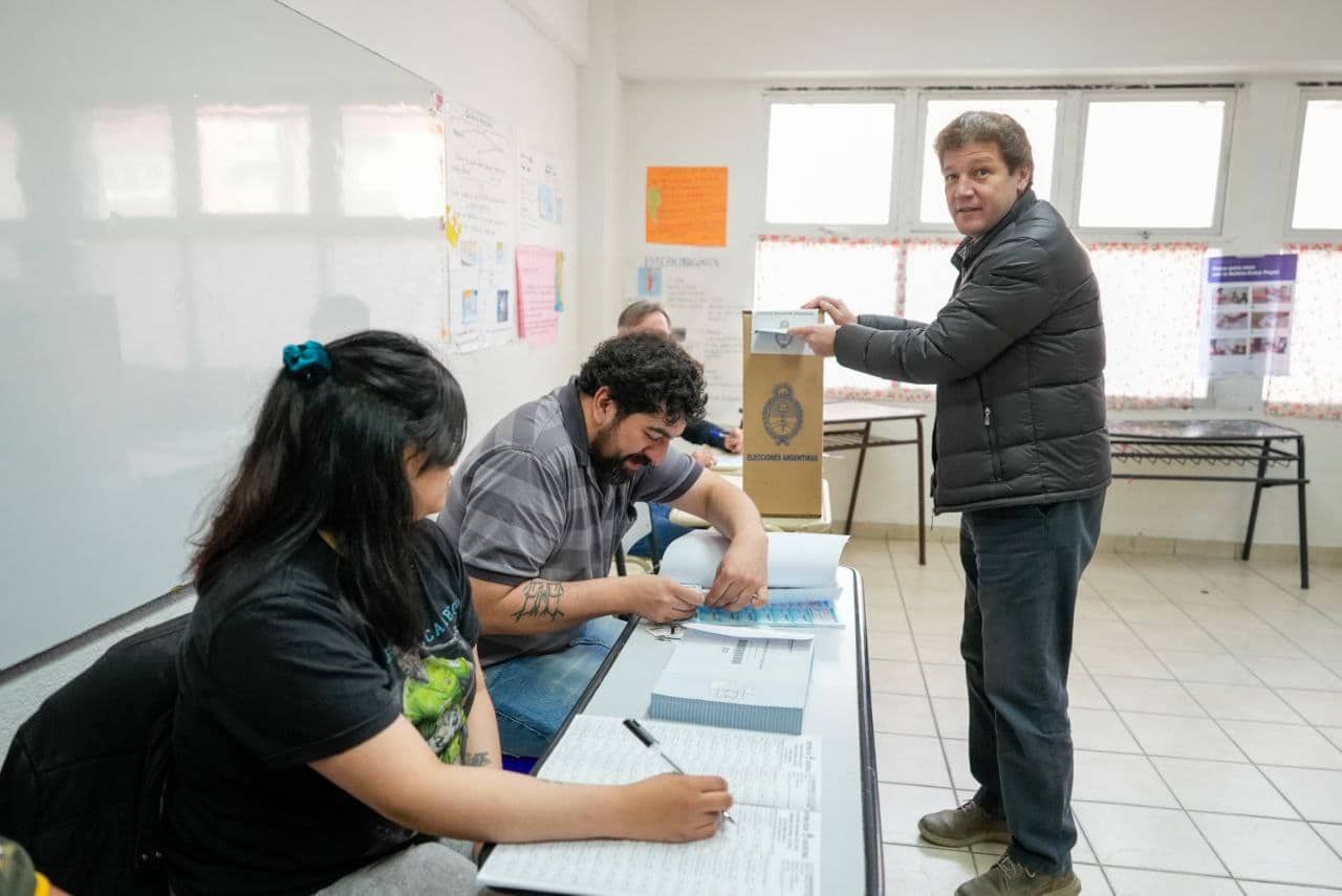 Votó el Gobernador en el colegio Polivalente de Arte de Río Grande