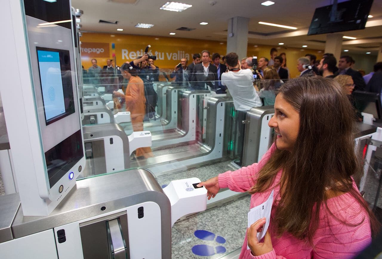 Ezeiza: comenzaron a operar los nuevos equipos de Migraciones Express en Arribos Internacionales