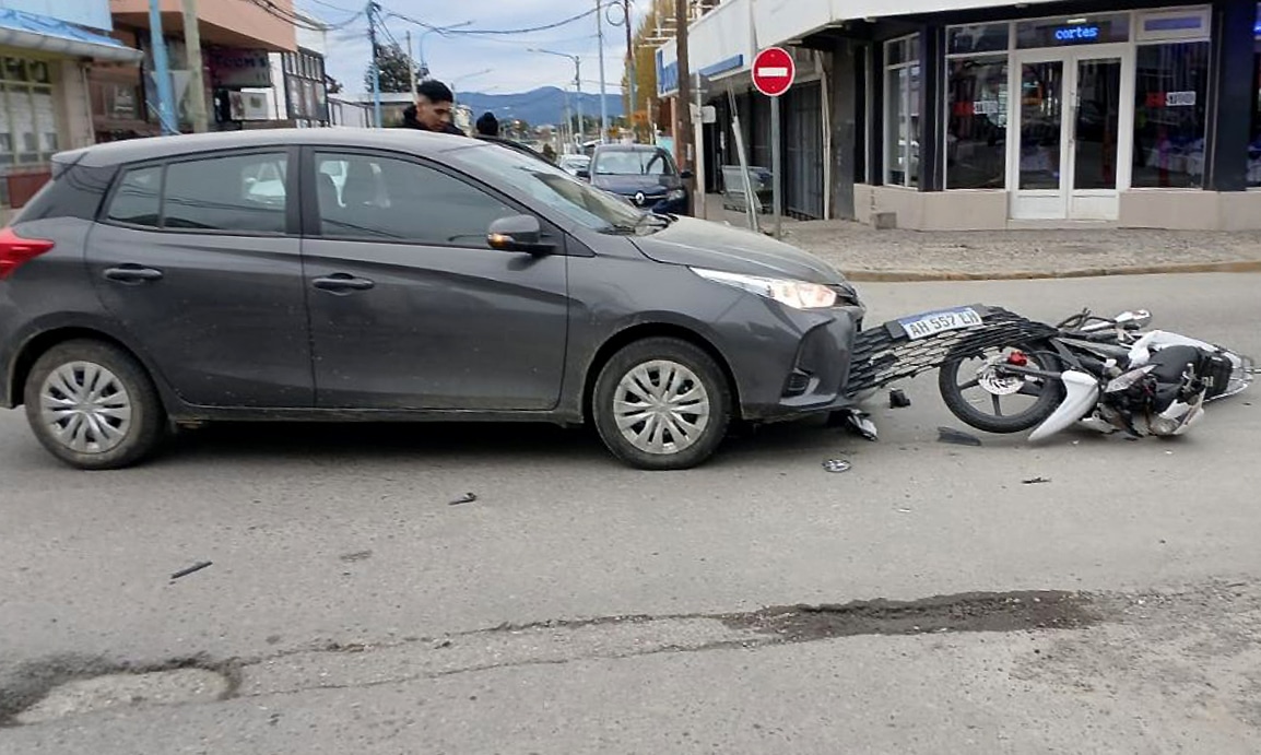 Choque entre un auto y una moto