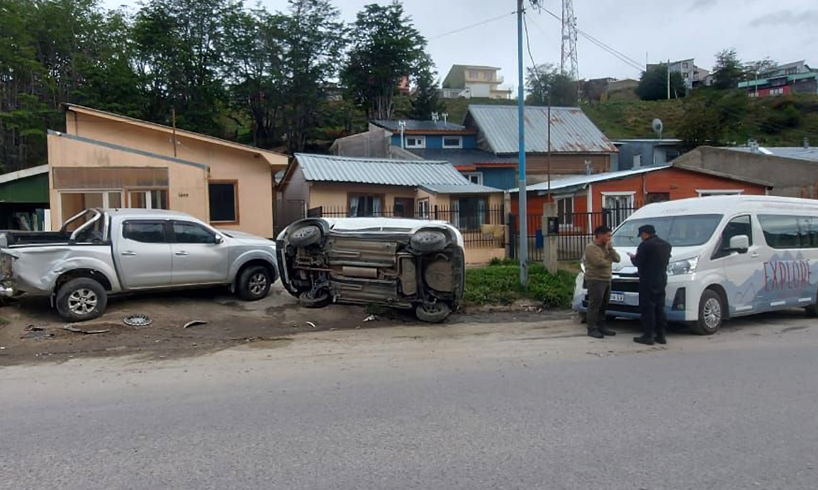 Una camioneta chocó a dos rodados y uno volcó