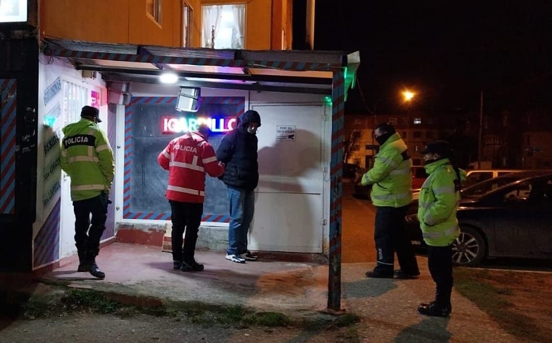 La policía detuvo a un sujeto que dañó un comercio y agredió a personas
