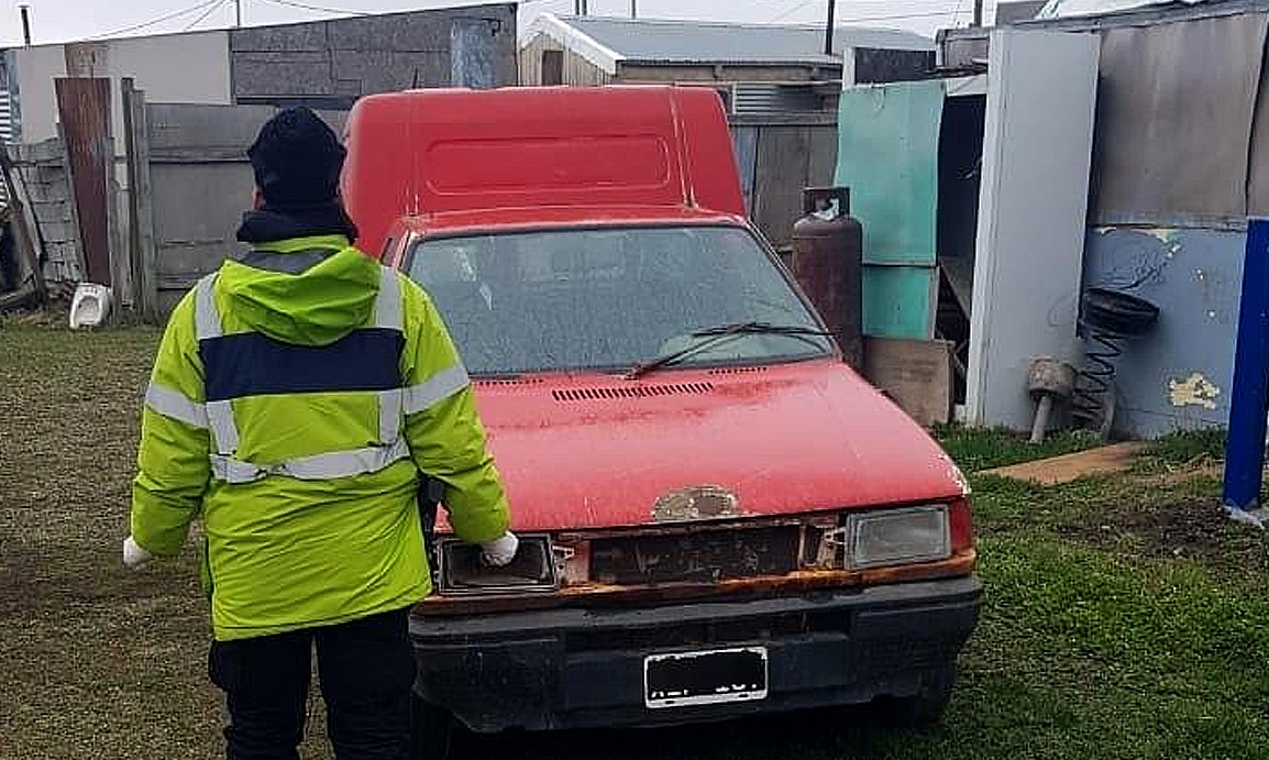 Policías localizaron un utilitario robado