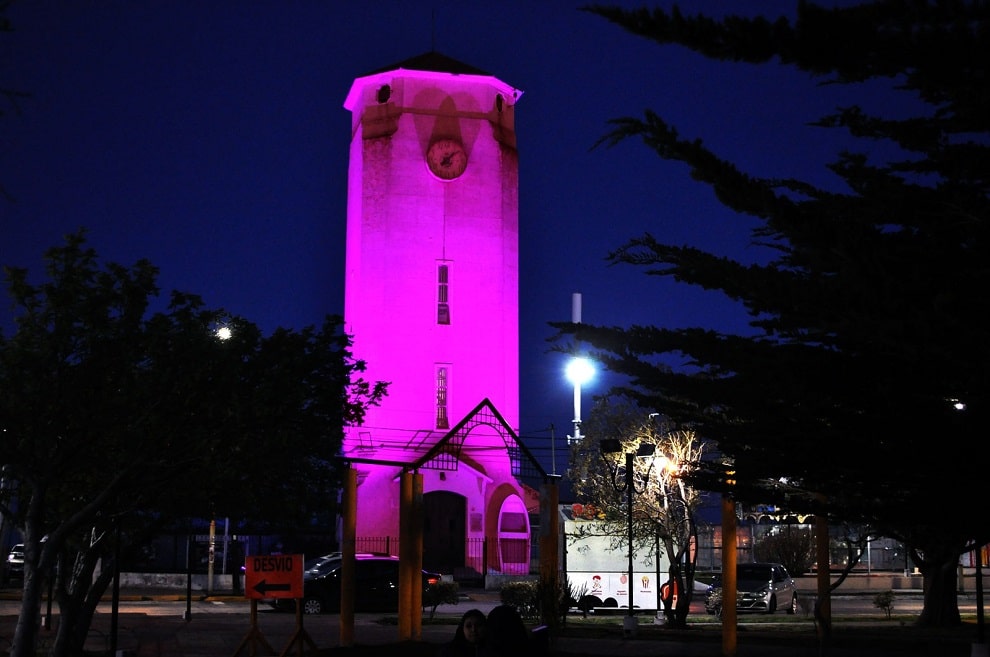 La Torre de Agua se vistió de rojo en apoyo a la campaña antipolio