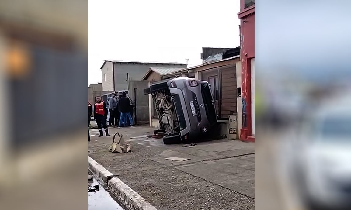 Una camioneta chocó con otro rodado y luego volcó