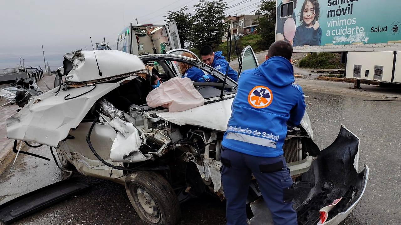 Un vehículo chocó contra un móvil sanitario