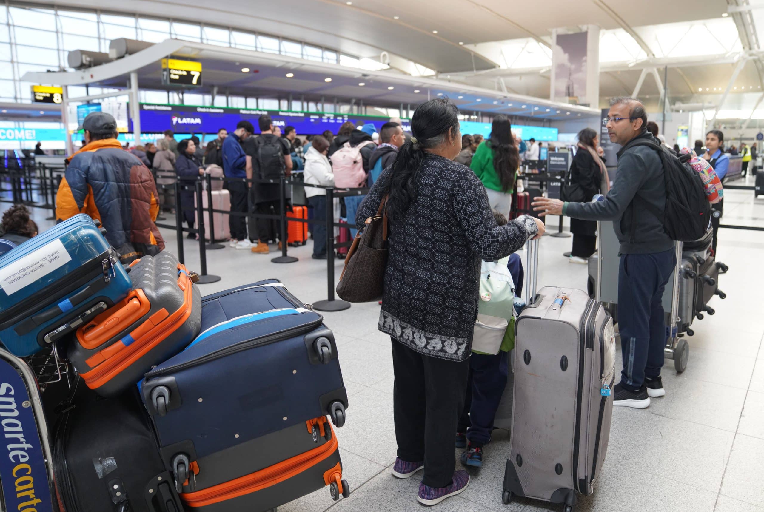 Caos aéreo en Estados Unidos: falta de personal remunerado, demoras y suspensión de operaciones