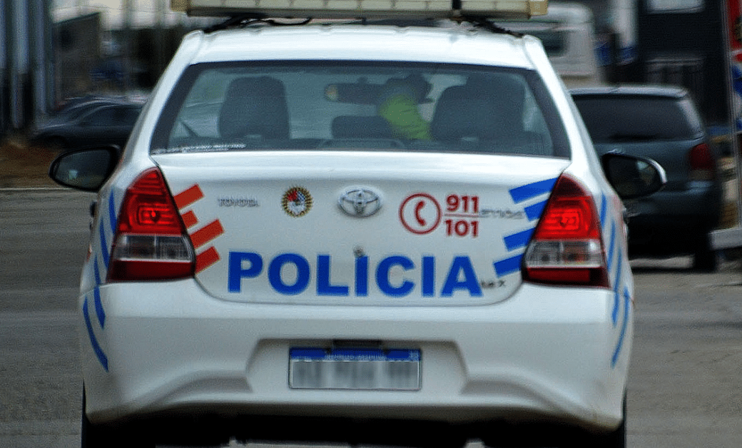 La policía detuvo a tres sujetos que robaron un celular a una persona