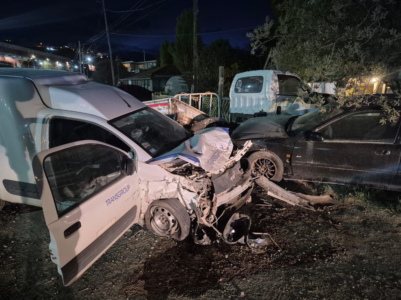 Una camioneta utilitaria chocó contra varios vehículos
