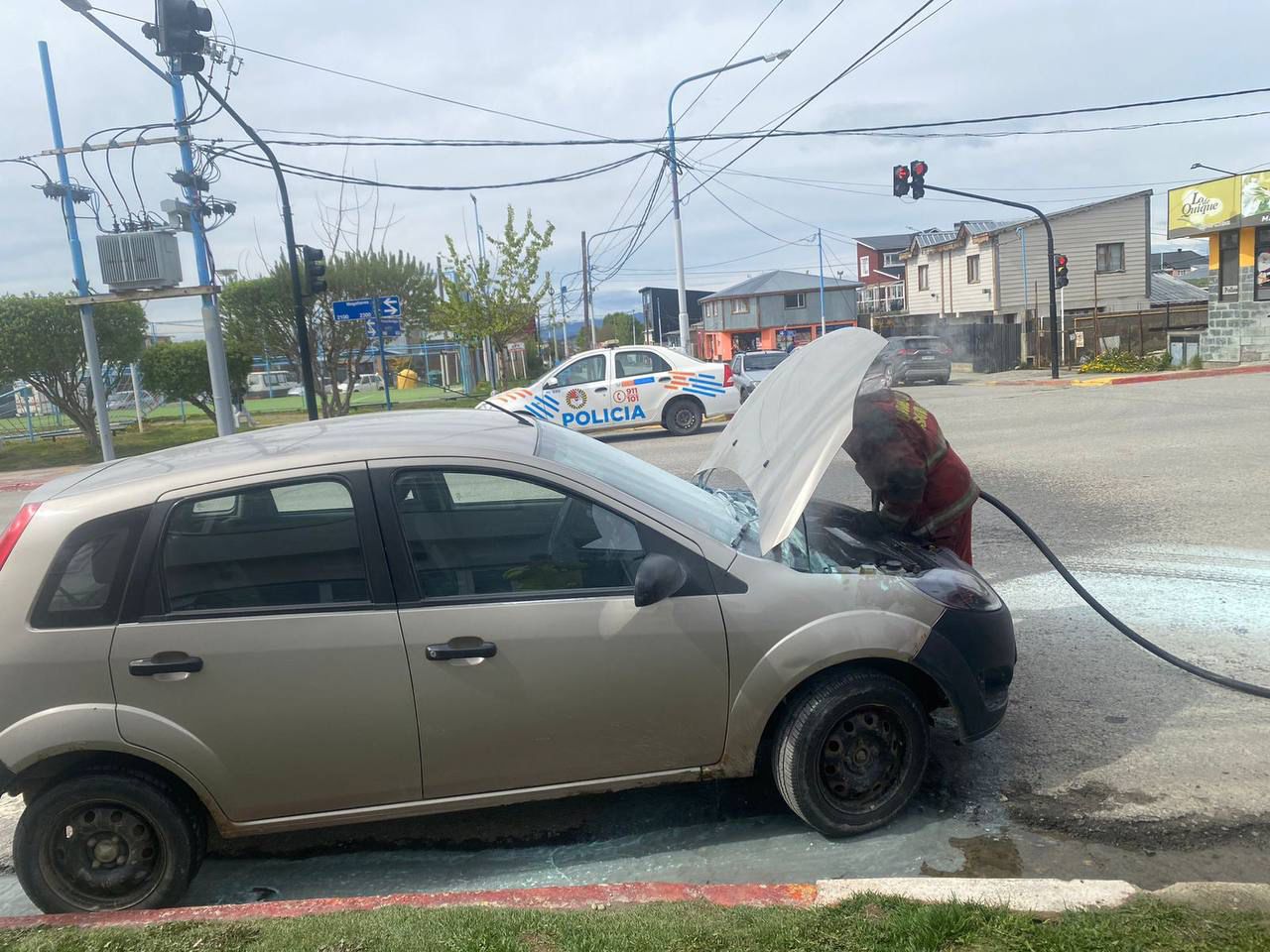 Principio de incendio en un auto
