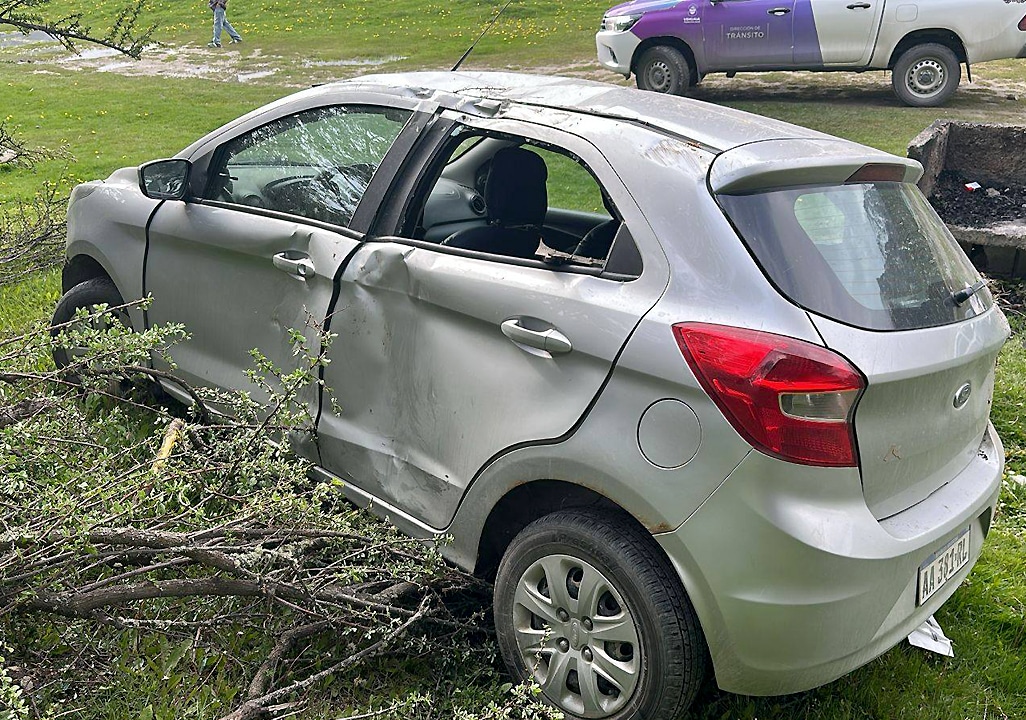 Un auto desbarrancó y terminó al borde de una cancha de fútbol