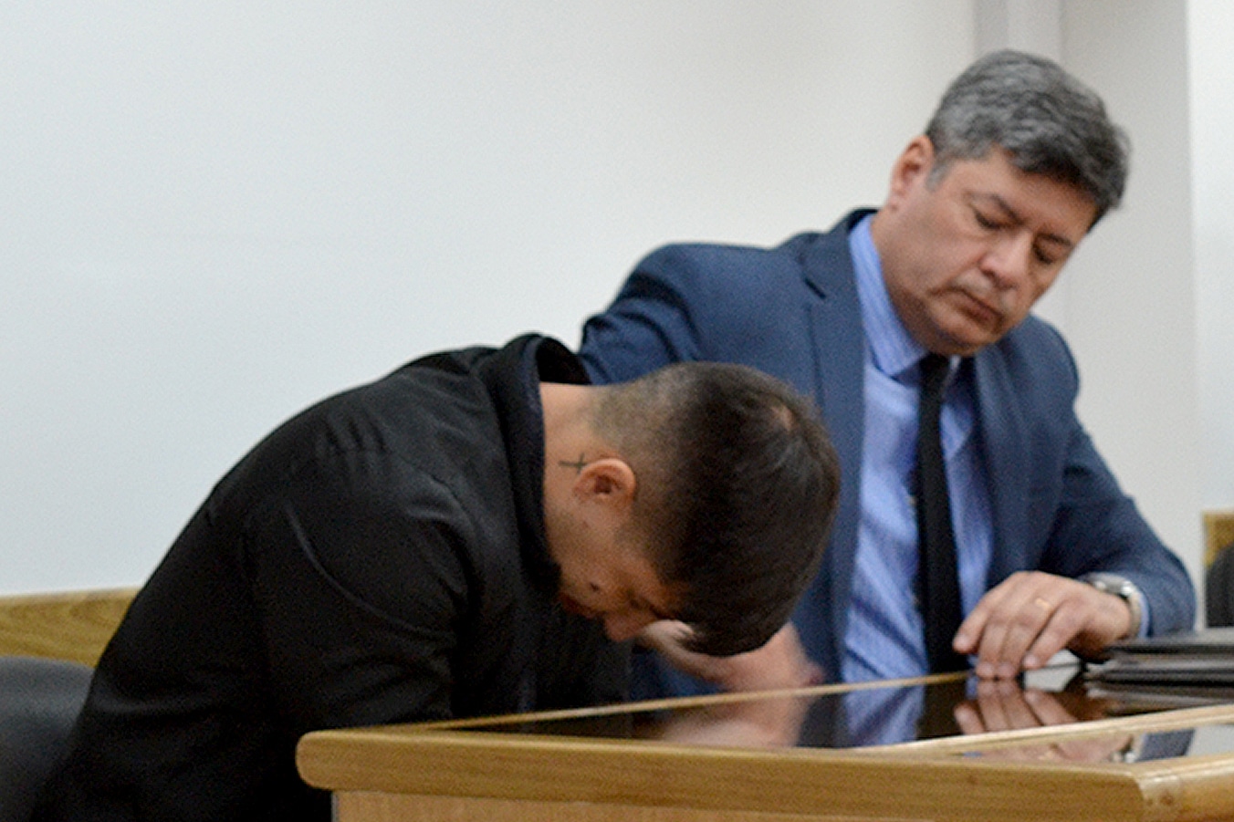 Condenan al policía Eric Paredes a cuatro años de prisión por violencia de género