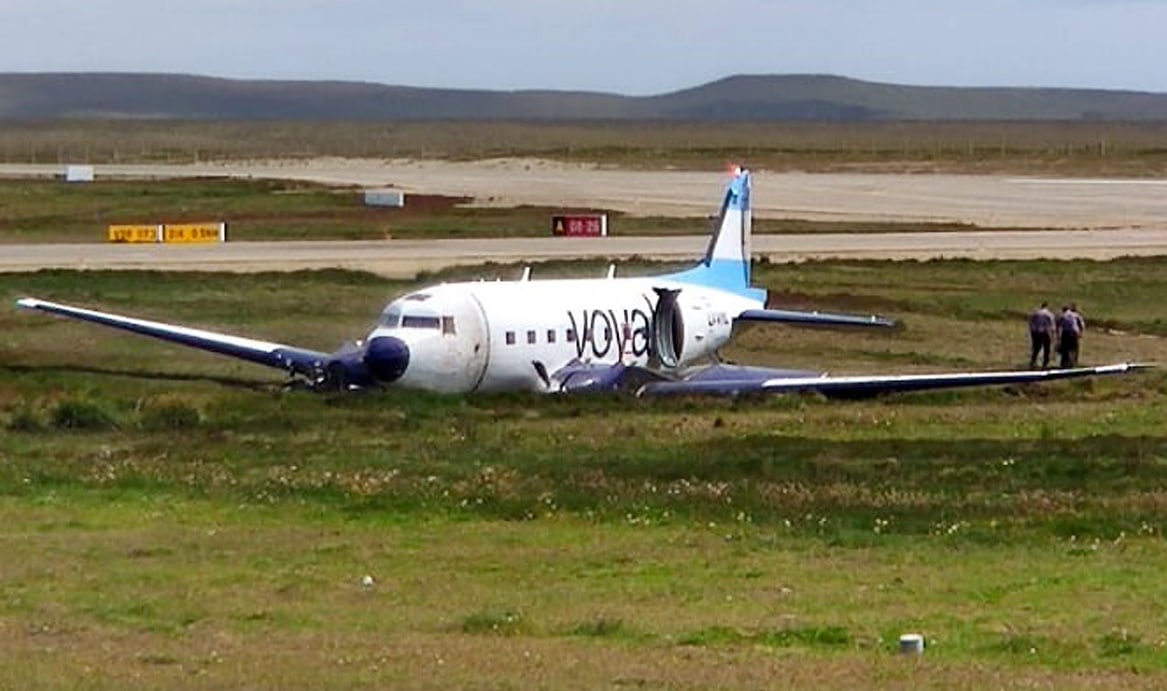 Un avión DC-3 de Mirgor se despistó durante una maniobra de despegue en el aeropuerto de Río Grande