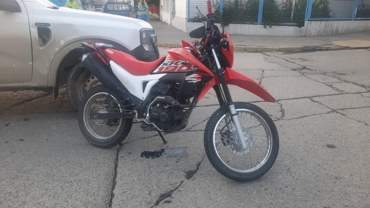 Un motociclista resultó lesionado tras una colisión frente a la Escuela Nº24