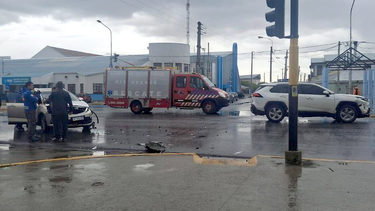 Colisión entre dos rodados en cruce semaforizado: una mujer resultó con lesiones leves