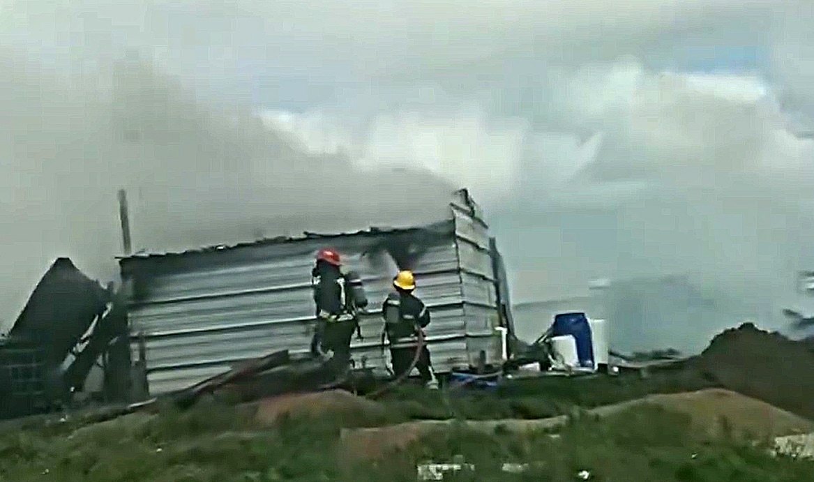 Margen Sur: incendio intencional arrasó con tres viviendas