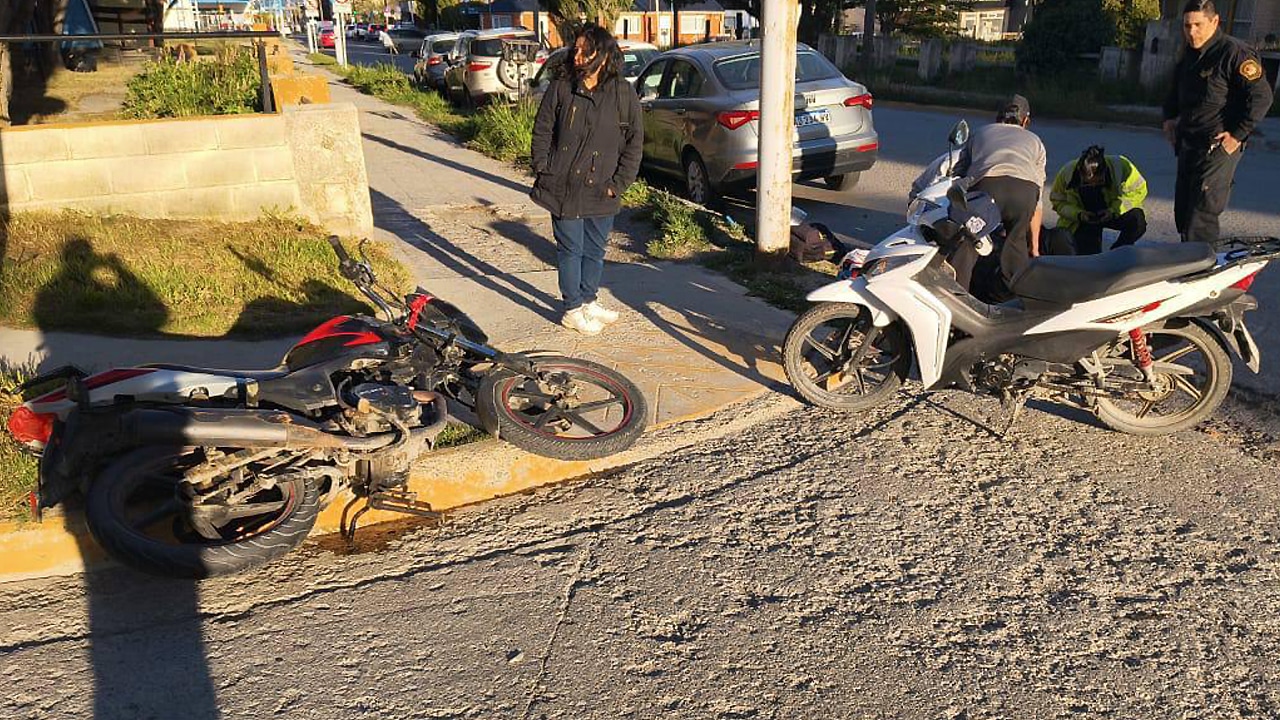 Dos motociclistas lesionados tras un choque en una esquina de Ushuaia