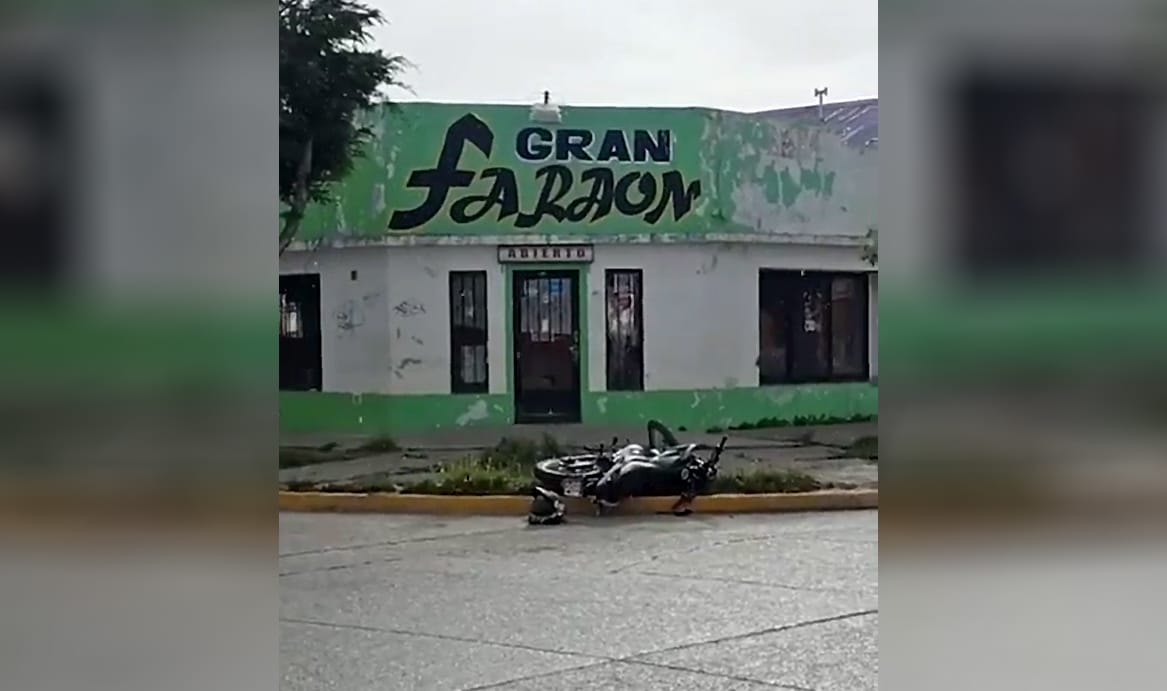 Dos heridos leves tras un choque entre una moto y una camioneta escolar
