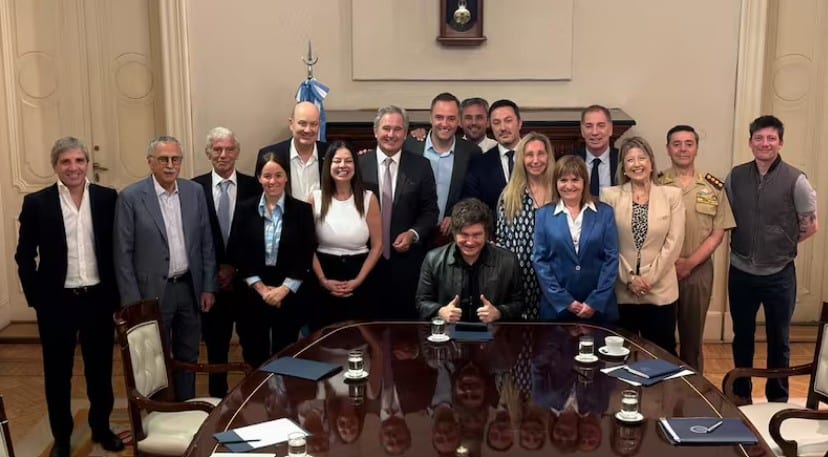 Milei oficializó el aumento de sueldos para funcionarios