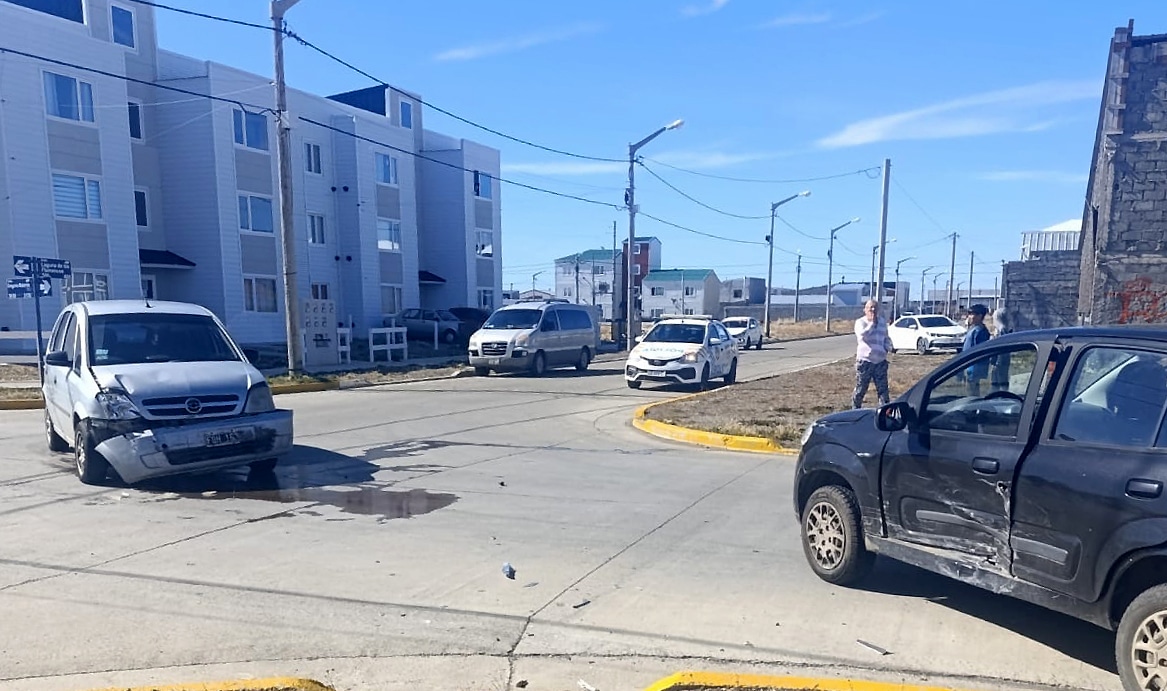 Choque entre dos vehículos dejó a una conductora hospitalizada